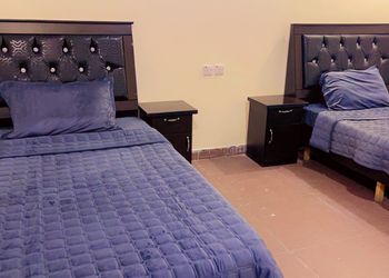 استراحة بجلسة مطلة على مسبح 