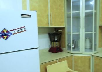 شقة بثلاث غرف نوم وصالة مريحة 