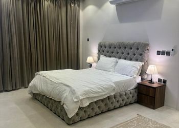 دور أرضي بفناء ومدخل سيارة 