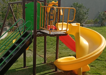 شاليه بألعاب أطفال ومسبح داخلي