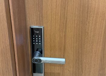 شقة بصالة هادئة ودخول ذاتي 