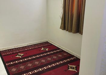 شقة بصالة وثلاث غرف نوم