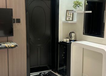 استديو بأثاث بسيط ومريح 