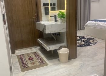 شقة بصالة و غرفتين نوم ومطبخ 