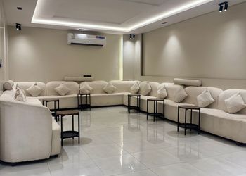 شاليه بجلسة خارجية ومسطح اخضر