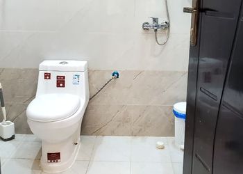 شقة بصالة مريحة وغرفتين نوم 