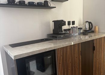 استديو بسرير ماستر وجلسه جانبيه