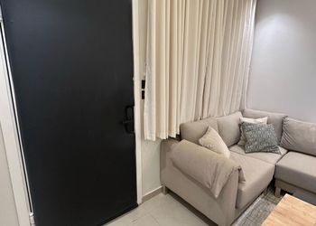 استديو بسرير ماستر وجلسة جانبية 