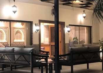 شاليه بمسطح اخضر وجلسة خارجية 
