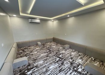 شاليه بجلسة تطل على مسبح خارجي 