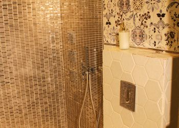 فيلا انيقة بصالة وثلاث غرف نوم 