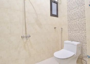 شقة بصالة وثلاث غرف نوم