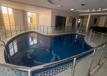 شاليه بمسبح داخلي ومجالس مريحة 
