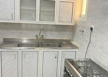 شقة بغرفتين نوم وأثاث مريح