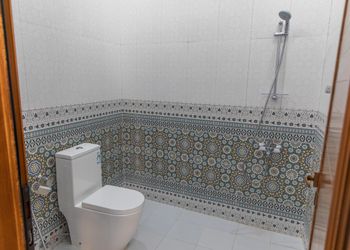 شاليه بمسطح اخضر ومسبح