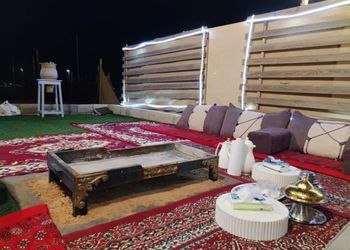 مخيم ببيت شعر و جلسة خارجية