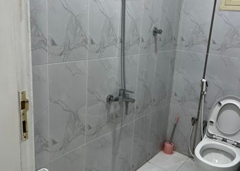 شاليه بمسطح اخضر وجلسة خارجية 