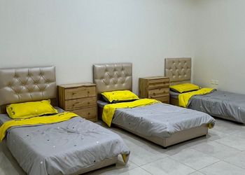 شاليه بمسطح اخضر وجلسة خارجية 