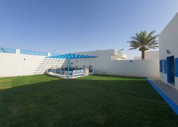 شالية بمجلس مطل على الفناء الخارجي 