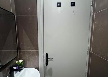 استديو بسرير ماستر وجلسة جانبية
