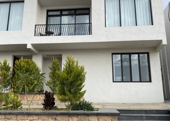 شالية بمجلس مطل على المسبح 