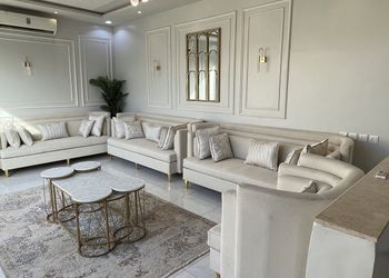 شاليه بمسطح اخضر و جلسة خارجية