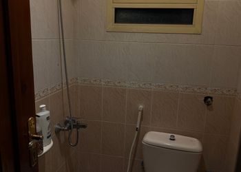 استديو بأثاث مريح وبسيط 