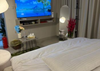 استديو بسرير ماستر وأثاث مريح 