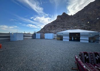 مخيم بجلسة خارجية وبإطلالة على الجبل