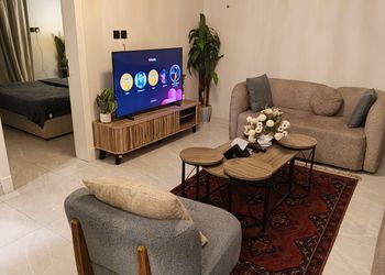 شقة بغرفة معيشة وغرفتين نوم 