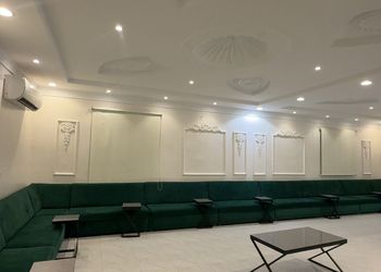 استراحة بمجالس واسعة وفناء خارجي