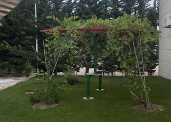 مزرعة بمسطحات خضراء وجلسة خارجية