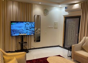 شاليه بمسطح اخضر وجلسة خارجية 