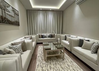 شقة بدخول ذاتي وغرفة جلوس