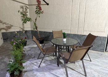 شقة بغرفه نوم وجلسة خارجية
