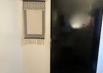 استديو هادئ وبأثاث مريح وبسيط 
