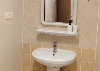 شقة بصالة مريحة وثلاث غرف نوم 