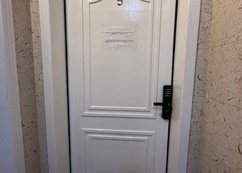 استديو بأثاث مريح وبسيط 