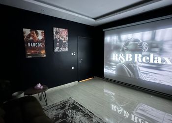 شقة بغرفة سينما وغرفتين نوم
