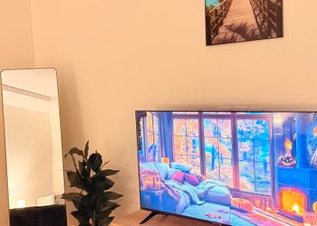 استديو بأثاث مريح وبسيط 