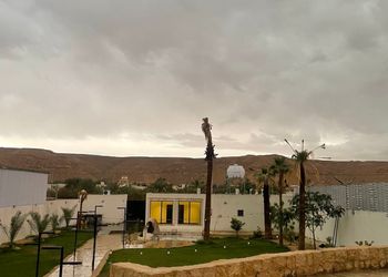 استراحة بمجلس وفناء خارجي 