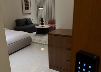 استديو هادئ بسرير ماستر