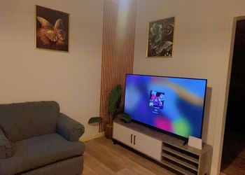 شقة بصالة مريحة وغرفتين نوم 