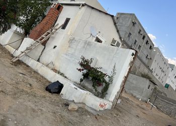 استراحة بصالة جلوس وفناء خارجي