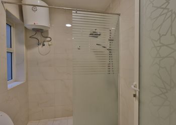 استديو بأثاث مريح وبسيط 
