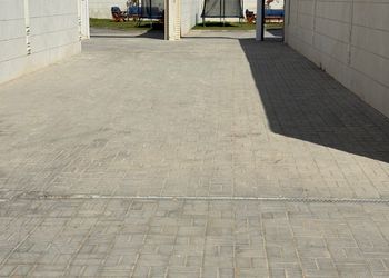 شاليه بمسطح اخضر وجلسة خارجية