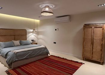 شقة بصالة أنيقة وتصميم هادئ 