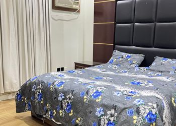 شقة بغرفة معيشة وغرفة نوم 