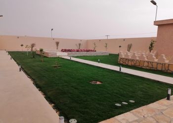 استراحة بجلسة خارجية ومسطح اخضر