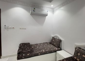 شقة بصالة وثلاث غرف نوم
